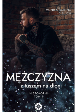 Mężczyzna z tuszem na dłoni